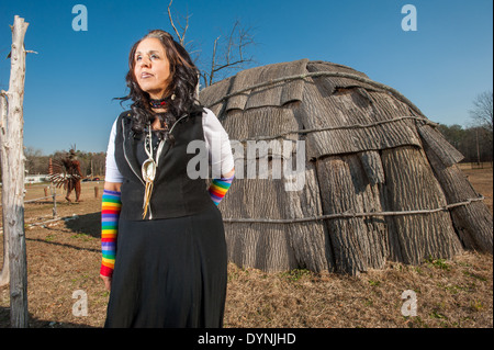 Piscataway Native American woman standing esterno vicino wigwam a Piscataway centro culturale indiano in Waldorf MD Foto Stock
