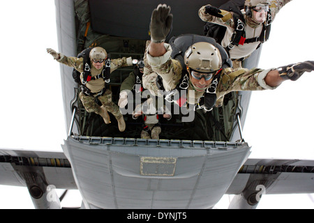 US Navy funzionamento speciale commandos con l'eliminazione degli ordigni esplosivi unità mobile 8 Salto dal portello di carico di un C-130 durante la caduta libera formazione presso la stazione navale di Aprile 14, 2014 in Rota, Spagna. Foto Stock