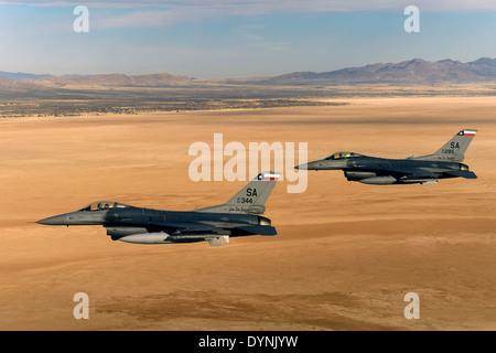 Air Force F-16C Fighting Falcon condotta degli aeromobili a basso livello di formazione di combattimento durante l'esercizio Coronet Cactus Aprile 10, 2014 vicino Davis-Monthan Air Force Base in Arizona. Foto Stock