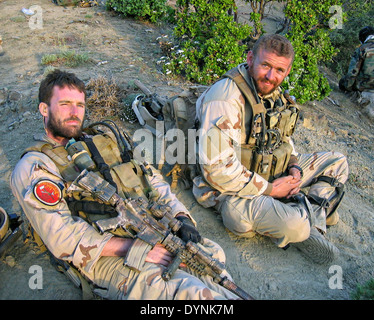 US Navy SEAL Lt. Michael P. Murphy e tecnico Sonar 2a classe Matteo G. Axelson pausa di riposo durante una operazione Giugno 1, 2005 in Afghanistan. Murphy e Axelson sono stati uccisi dalle forze nemiche durante una missione di ricognizione su Giugno 28, 2005. Foto Stock