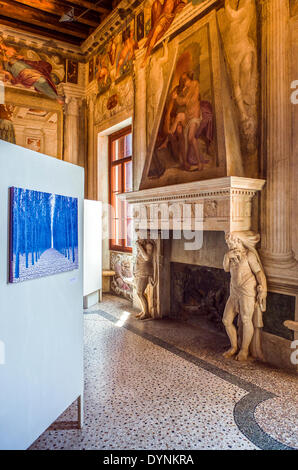 L'Italia,Veneto, Caldogno, Ville Palladiane del Veneto, il sale di Villa Caldogno Nordera, architetto Andrea Palladio. I dipinti ad affresco sono realizzati da Giovanni Fasolo e Battista Zelotto. Opere moderne di Tobia Rava'. Foto Stock