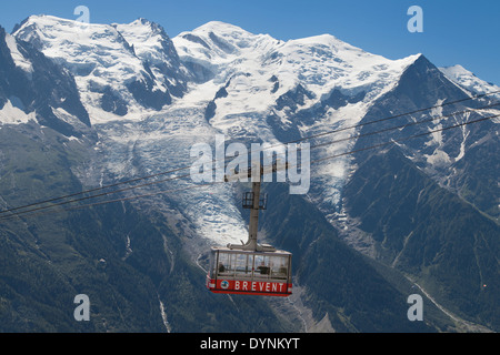 La funivia da Chamonix al vertice del Brevent con il Mont Blanc in background. Foto Stock