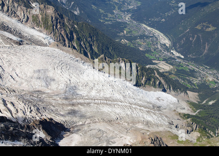 Ghiacciaio Bossons dal vertice dell'Aiguille du Midi nel massiccio del Monte Bianco. Foto Stock