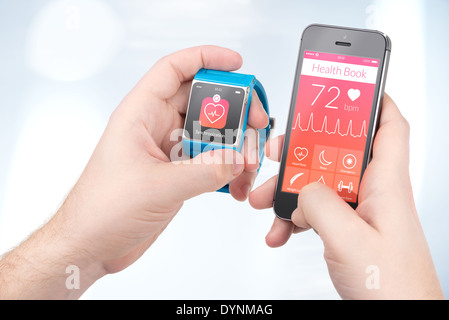 La sincronizzazione dei dati del libretto sanitario tra smartwatch e smartphone nelle mani maschio Foto Stock
