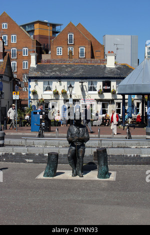 In inghilterra il porto di Poole Dorset Baden Powell statua sulla banchina di Poole Peter Baker Foto Stock