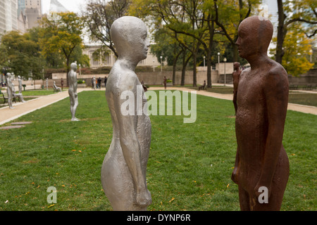 Confina con un pubblico di installazione di scultura da artista islandese Steinunn Thorarinsdottir in Solti Giardino di Grant Park di Chicago, Illinois USA Foto Stock