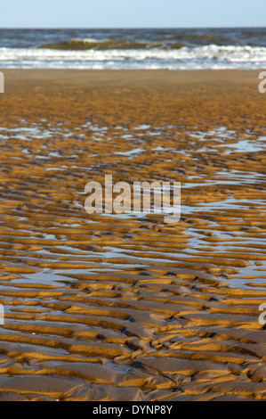 Alla luce della sera Walberswick sulla spiaggia di sabbia di ondulazioni suola Bay, Suffolk, Regno Unito. Vista in direzione est verso il Mare del Nord. Foto Stock