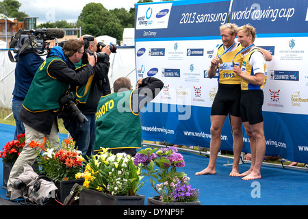 Hamish Bond e Eric Murray, Nuova Zelanda coxless coppia, ricevere la Coppa del mondo di medaglie a Eton Dorney. Foto Stock