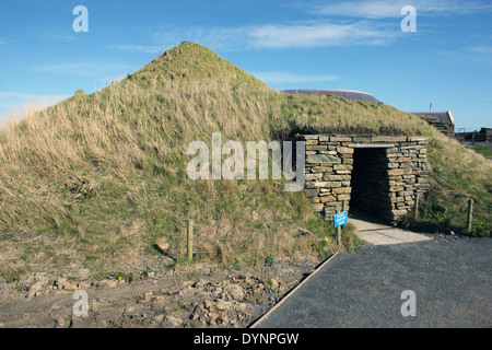 Ingresso a una replica di costruzione di una casa di epoca preistorica a Skara Brae nelle Orkney. Questo consente Foto Stock