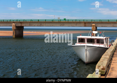 La pesca dell'aragosta barca legato fino al pontile a Covehead Harbour, in Prince Edward Island National Park si trova a nord di sh Foto Stock