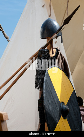 Battaglia di Clontarf festival, Aprile 19, 2014, Viking tenda e arma, Dublin , Ireland Foto Stock