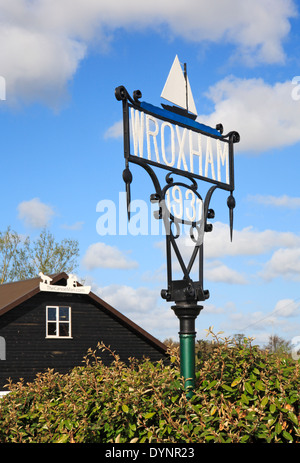 Una vista del villaggio segno a Wroxham su il Parco Nazionale Broads del Norfolk, Inghilterra, Regno Unito. Foto Stock