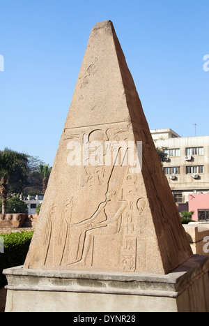 Museo Egizio del Cairo.un bordo di un obelisco nel cortile del museo. Foto Stock