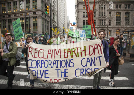 New York, NY, STATI UNITI D'AMERICA . 22 apr 2014. Gli attivisti ambientali rally su terra giorno a Zuccotti Park, poi da marzo a Wall Street per la chiamata di sistema non modifica il cambiamento climatico. Il occupare movimento è ancora intorno a NYC sembra. Credito: David Grossman/Alamy Live News Foto Stock