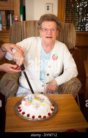 Dorothy Noyce centesimo compleanno a Braemar Lodge Foto Stock