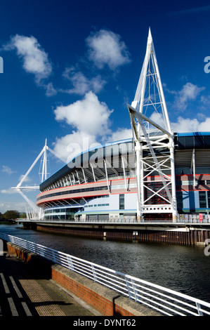 Millennium Stadium e il fiume Taff, Cardiff, Galles. Foto Stock