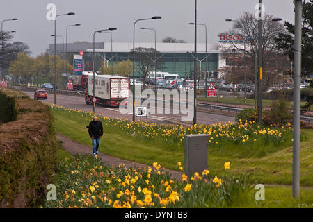 Dundee, Scotland, Regno Unito. 23 Aprile, 2014. Regno Unito: Meteo Sole nebuloso dopo la pioggia leggera e pesante velatura che ha causato una scarsa visibilità questa mattina a Dundee. Credito: Dundee fotografico / Alamy Live News Foto Stock