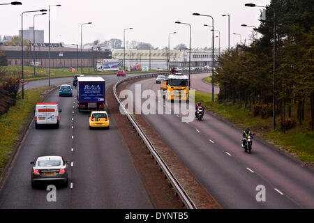 Dundee, Scotland, Regno Unito. 23 Aprile, 2014. Regno Unito: Meteo Sole nebuloso dopo la pioggia leggera e pesante velatura che ha causato una scarsa visibilità questa mattina a Dundee. Credito: Dundee fotografico / Alamy Live News Foto Stock