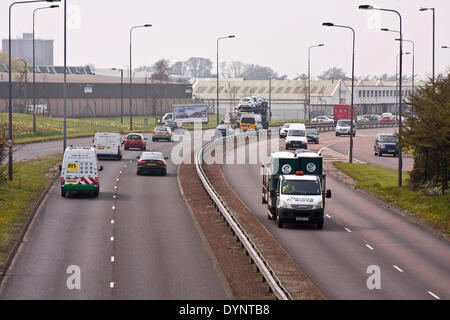 Dundee, Scotland, Regno Unito. 23 Aprile, 2014. Regno Unito: Meteo Sole nebuloso dopo la pioggia leggera e pesante velatura che ha causato una scarsa visibilità questa mattina a Dundee. Credito: Dundee fotografico / Alamy Live News Foto Stock