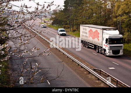 Dundee, Scotland, Regno Unito. 23 Aprile, 2014. Regno Unito: Meteo Sole nebuloso dopo la pioggia leggera e pesante velatura che ha causato una scarsa visibilità questa mattina a Dundee. Credito: Dundee fotografico / Alamy Live News Foto Stock