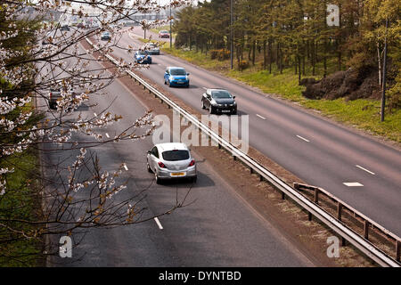 Dundee, Scotland, Regno Unito. 23 Aprile, 2014. Regno Unito: Meteo Sole nebuloso dopo la pioggia leggera e pesante velatura che ha causato una scarsa visibilità questa mattina a Dundee. Credito: Dundee fotografico / Alamy Live News Foto Stock