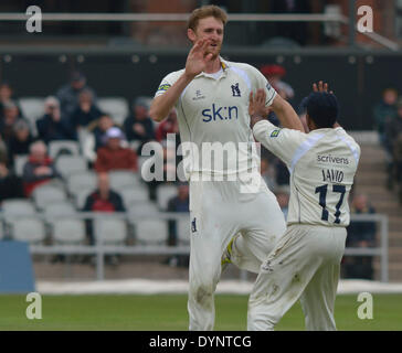 Manchester, Regno Unito. 23 apr 2014. Warwickshire's Oliver Hannon-Dalby celebra tenendo il paletto del Lancashire di Luca Procter. Lancashire v Warwickshire Emirates Old Trafford Manchester, UK 23 aprile 2014 Credit: Giovanni friggitrice/Alamy Live News Foto Stock