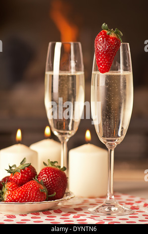 Champagne e fragole e candele per una serata romantica. Foto Stock