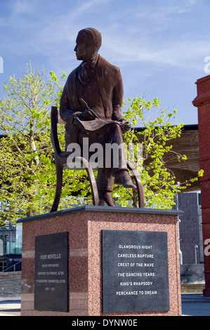 Statua di Cardiff nato song writer e attore Ivor Novello, La Baia di Cardiff, nel Galles del Sud. Foto Stock