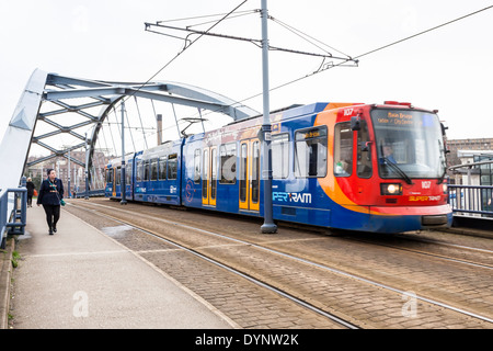 Un tram di Sheffield, noto come Supertram, attraversando il ponte a Park Square, Sheffield, England, Regno Unito Foto Stock