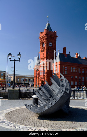 Vittoriano Edificio Pierhead e marittimo mercantile's War Memorial, la Baia di Cardiff, Cardiff, Galles del Sud. Foto Stock