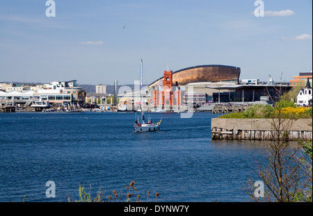 Yacht sulla Baia di Cardiff con l'Edificio Pierhead, assemblaggio/Senedd edificio e Millennium Centre Cardiff Galles del Sud, Regno Unito. Foto Stock