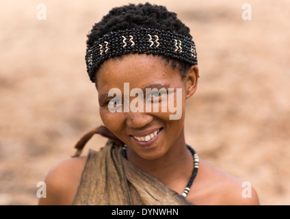 Donna boscimane con perline di acconciatura tradizionali, Tsumkwe, Namibia Foto Stock