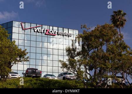 Il logo aziendale di Verizon Wireless sul mirroring-bicchiere di un edificio per uffici, in aprile 2013. Foto Stock