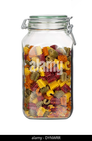 Vaso di storage con pasta colorata tagliatelle isolati su sfondo bianco Foto Stock
