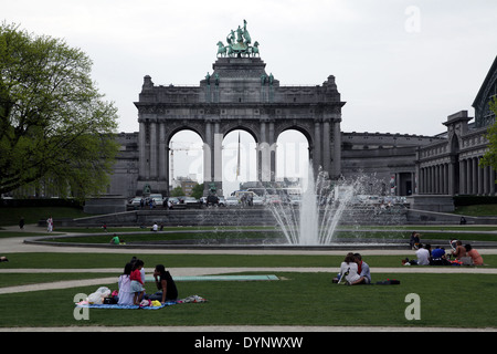 L'arco trionfale.Parc du Cinquantenaire.Parco del Cinquantenario.o Jubelpark.pubblico parco urbano a Bruxelles.Il Belgio. Foto Stock