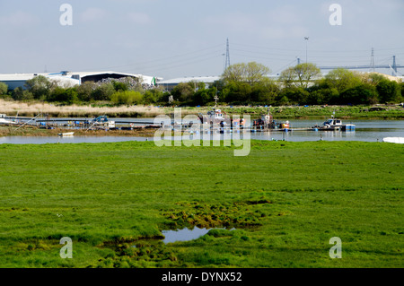 Vista guardando attraverso la bocca del fiume Usk verso Newport Docks, Gwent livelli, Galles del Sud. Foto Stock