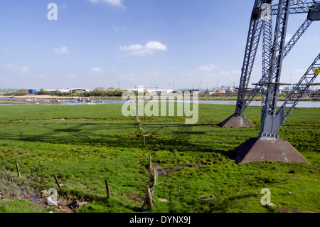 Vista guardando attraverso la bocca del fiume Usk verso Newport Docks, Gwent livelli, Galles del Sud. Foto Stock