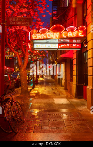 Chinatown illuminata di notte-Victoria, British Columbia, Canada. Foto Stock