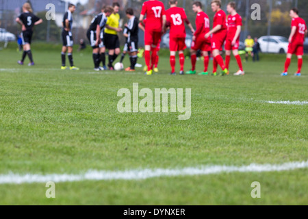 Una squadra di calcio per la preparazione di un calcio di punizione durante la partita di calcio. Foto Stock