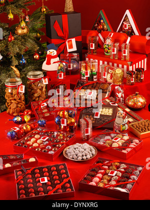 Una collezione di festa di matching boxed cioccolatini e ostacolare GOODIES Foto Stock