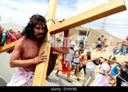 REQUE, Perù - aprile 18 : peruviano devoti Cattolici ri-emanare la crocifissione di Gesù Cristo per contrassegnare il Venerdì Santo a Reque nel villaggio del nord del Perù, in Reque, Perù il 18 aprile 2014. Peruviano devoti cattolici celebrano il Venerdì Santo insieme a milioni di Cattolici in tutto il mondo, per commemorare la tortura e la morte di Gesù Cristo. Foto di Elkin Cabarcas Foto Stock