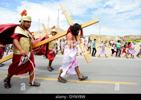 REQUE, Perù - aprile 18 : peruviano devoti Cattolici ri-emanare la crocifissione di Gesù Cristo per contrassegnare il Venerdì Santo a Reque nel villaggio del nord del Perù, in Reque, Perù il 18 aprile 2014. Peruviano devoti cattolici celebrano il Venerdì Santo insieme a milioni di Cattolici in tutto il mondo, per commemorare la tortura e la morte di Gesù Cristo. Foto di Elkin Cabarcas Foto Stock