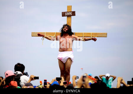 REQUE, Perù - aprile 18 : peruviano devoti Cattolici ri-emanare la crocifissione di Gesù Cristo per contrassegnare il Venerdì Santo a Reque nel villaggio del nord del Perù, in Reque, Perù il 18 aprile 2014. Peruviano devoti cattolici celebrano il Venerdì Santo insieme a milioni di Cattolici in tutto il mondo, per commemorare la tortura e la morte di Gesù Cristo. Foto di Elkin Cabarcas Foto Stock