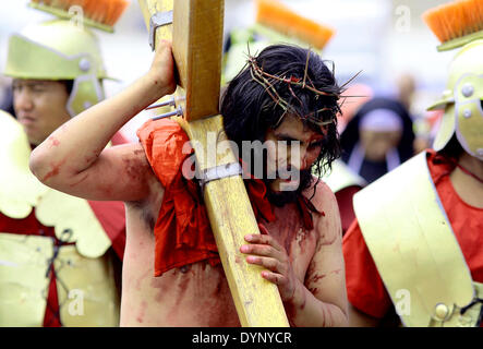 REQUE, Perù - aprile 18 : peruviano devoti Cattolici ri-emanare la crocifissione di Gesù Cristo per contrassegnare il Venerdì Santo a Reque nel villaggio del nord del Perù, in Reque, Perù il 18 aprile 2014. Peruviano devoti cattolici celebrano il Venerdì Santo insieme a milioni di Cattolici in tutto il mondo, per commemorare la tortura e la morte di Gesù Cristo. Foto di Elkin Cabarcas Foto Stock