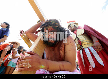 REQUE, Perù - aprile 18 : peruviano devoti Cattolici ri-emanare la crocifissione di Gesù Cristo per contrassegnare il Venerdì Santo a Reque nel villaggio del nord del Perù, in Reque, Perù il 18 aprile 2014. Peruviano devoti cattolici celebrano il Venerdì Santo insieme a milioni di Cattolici in tutto il mondo, per commemorare la tortura e la morte di Gesù Cristo. Foto di Elkin Cabarcas Foto Stock