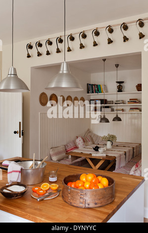 Cucina con legno di rovere e il piano di lavoro ed il cesto arancione Foto Stock