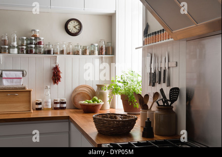 Scaffali aperti e solida quercia le superfici di lavoro in cucina con legno bianco pannelli di parete Foto Stock