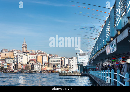 Vista dal quartiere Eminonu attraverso il Corno d'Oro e Ponte di Galata a Torre Galata e Beyoglu e Karakoy, Istanbul, Turchia. Foto Stock