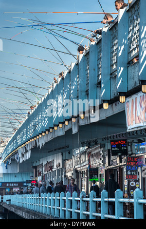 I pescatori sul Ponte di Galata la pesca nel Corno d'oro. Istanbul, Turchia. Foto Stock