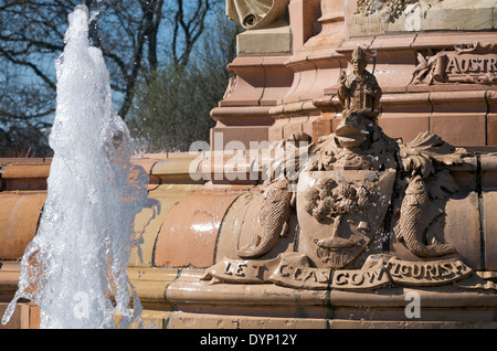 Di Glasgow stemma sulla Doulton Fontana nel verde di Glasgow, Glasgow. Foto Stock